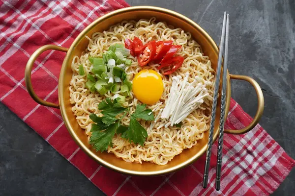 Ramyeon ya da Ramyun, Kore eriştesi, baharatlı, yumurta sarısı, kırmızı biber, mantar ve kimchi soslu Kore eriştesidir. Kore usulü hizmet veriyor.