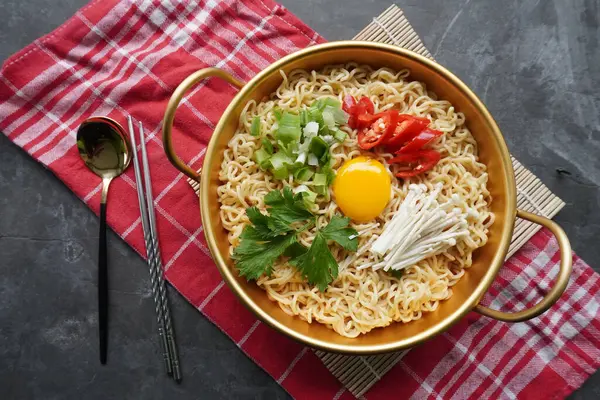 Ramyeon ya da Ramyun, Kore eriştesi, baharatlı, yumurta sarısı, kırmızı biber, mantar ve kimchi soslu Kore eriştesidir. Kore usulü hizmet veriyor.