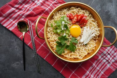 Ramyeon ya da Ramyun, Kore eriştesi, baharatlı, yumurta sarısı, kırmızı biber, mantar ve kimchi soslu Kore eriştesidir. Kore usulü hizmet veriyor.