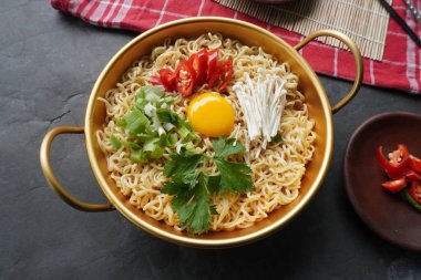 Ramyeon ya da Ramyun, Kore eriştesi, baharatlı, yumurta sarısı, kırmızı biber, mantar ve kimchi soslu Kore eriştesidir. Kore usulü hizmet veriyor.
