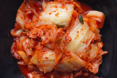 Kimchi Güney Kore 'den gelen geleneksel mayalanmış bir yemektir. Kırmızı biber, gochugaru, sarımsak, zencefil vs. ile baharatlı Çin lahanası turşusu yapılır..