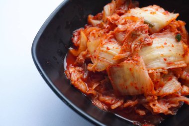 Kimchi Güney Kore 'den gelen geleneksel mayalanmış bir yemektir. Kırmızı biber, gochugaru, sarımsak, zencefil vs. ile baharatlı Çin lahanası turşusu yapılır..