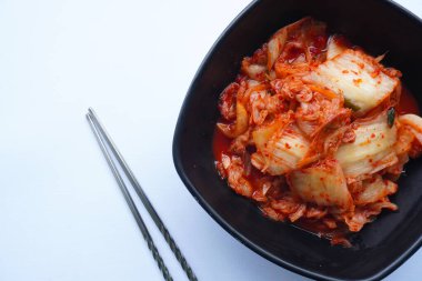 Kimchi Güney Kore 'den gelen geleneksel mayalanmış bir yemektir. Kırmızı biber, gochugaru, sarımsak, zencefil vs. ile baharatlı Çin lahanası turşusu yapılır..