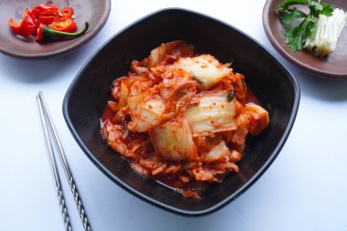 Kimchi Güney Kore 'den gelen geleneksel mayalanmış bir yemektir. Kırmızı biber, gochugaru, sarımsak, zencefil vs. ile baharatlı Çin lahanası turşusu yapılır..