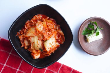 Kimchi Güney Kore 'den gelen geleneksel mayalanmış bir yemektir. Kırmızı biber, gochugaru, sarımsak, zencefil vs. ile baharatlı Çin lahanası turşusu yapılır..