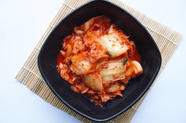 Kimchi Güney Kore 'den gelen geleneksel mayalanmış bir yemektir. Kırmızı biber, gochugaru, sarımsak, zencefil vs. ile baharatlı Çin lahanası turşusu yapılır..