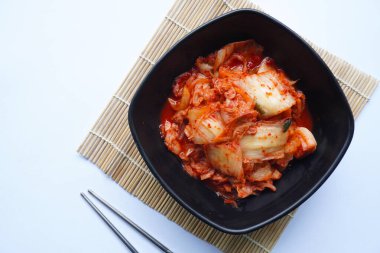 Kimchi Güney Kore 'den gelen geleneksel mayalanmış bir yemektir. Kırmızı biber, gochugaru, sarımsak, zencefil vs. ile baharatlı Çin lahanası turşusu yapılır..