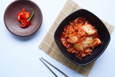 Kimchi Güney Kore 'den gelen geleneksel mayalanmış bir yemektir. Kırmızı biber, gochugaru, sarımsak, zencefil vs. ile baharatlı Çin lahanası turşusu yapılır..