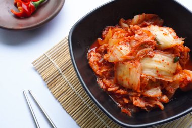 Kimchi Güney Kore 'den gelen geleneksel mayalanmış bir yemektir. Kırmızı biber, gochugaru, sarımsak, zencefil vs. ile baharatlı Çin lahanası turşusu yapılır..