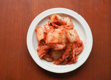 Kimchi Güney Kore 'den gelen geleneksel mayalanmış bir yemektir. Kırmızı biber, gochugaru, sarımsak, zencefil vs. ile baharatlı Çin lahanası turşusu yapılır..