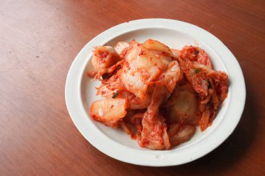 Kimchi Güney Kore 'den gelen geleneksel mayalanmış bir yemektir. Kırmızı biber, gochugaru, sarımsak, zencefil vs. ile baharatlı Çin lahanası turşusu yapılır..