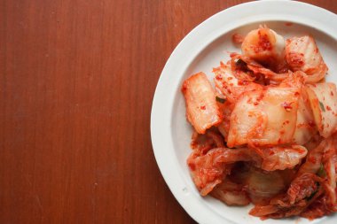 Kimchi Güney Kore 'den gelen geleneksel mayalanmış bir yemektir. Kırmızı biber, gochugaru, sarımsak, zencefil vs. ile baharatlı Çin lahanası turşusu yapılır..