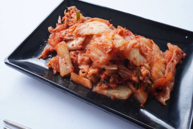 Kimchi Güney Kore 'den gelen geleneksel mayalanmış bir yemektir. Kırmızı biber, gochugaru, sarımsak, zencefil vs. ile baharatlı Çin lahanası turşusu yapılır..