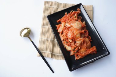 Kimchi Güney Kore 'den gelen geleneksel mayalanmış bir yemektir. Kırmızı biber, gochugaru, sarımsak, zencefil vs. ile baharatlı Çin lahanası turşusu yapılır..