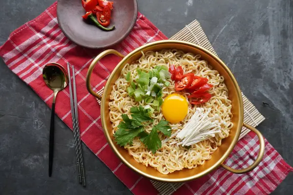 Ramyeon ya da Ramyun, Kore eriştesi, baharatlı, yumurta sarısı, kırmızı biber, mantar ve kimchi soslu Kore eriştesidir. Kore usulü hizmet veriyor.