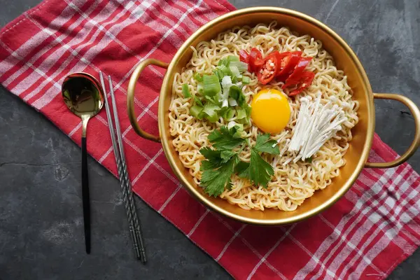 Ramyeon ya da Ramyun, Kore eriştesi, baharatlı, yumurta sarısı, kırmızı biber, mantar ve kimchi soslu Kore eriştesidir. Kore usulü hizmet veriyor.