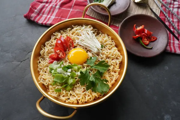 Ramyeon ya da Ramyun, Kore eriştesi, baharatlı, yumurta sarısı, kırmızı biber, mantar ve kimchi soslu Kore eriştesidir. Kore usulü hizmet veriyor.