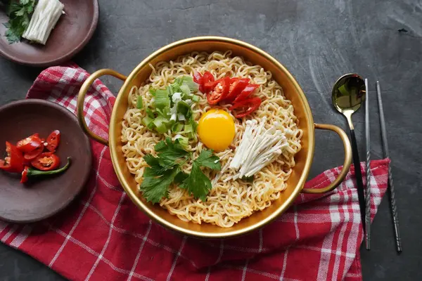Ramyeon ya da Ramyun, Kore eriştesi, baharatlı, yumurta sarısı, kırmızı biber, mantar ve kimchi soslu Kore eriştesidir. Kore usulü hizmet veriyor.