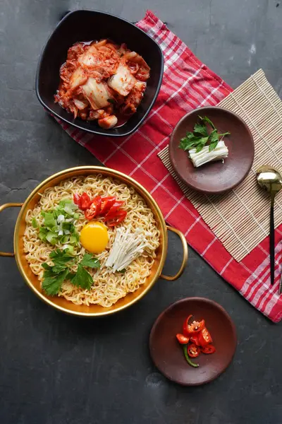 Ramyeon ya da Ramyun, Kore eriştesi, baharatlı, yumurta sarısı, kırmızı biber, mantar ve kimchi soslu Kore eriştesidir. Kore usulü hizmet veriyor.