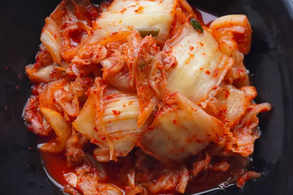 Kimchi Güney Kore 'den gelen geleneksel mayalanmış bir yemektir. Kırmızı biber, gochugaru, sarımsak, zencefil vs. ile baharatlı Çin lahanası turşusu yapılır..