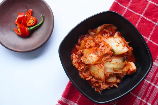 Kimchi Güney Kore 'den gelen geleneksel mayalanmış bir yemektir. Kırmızı biber, gochugaru, sarımsak, zencefil vs. ile baharatlı Çin lahanası turşusu yapılır..