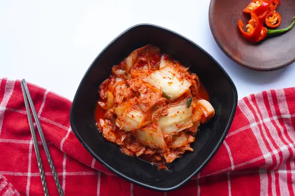 Kimchi Güney Kore 'den gelen geleneksel mayalanmış bir yemektir. Kırmızı biber, gochugaru, sarımsak, zencefil vs. ile baharatlı Çin lahanası turşusu yapılır..