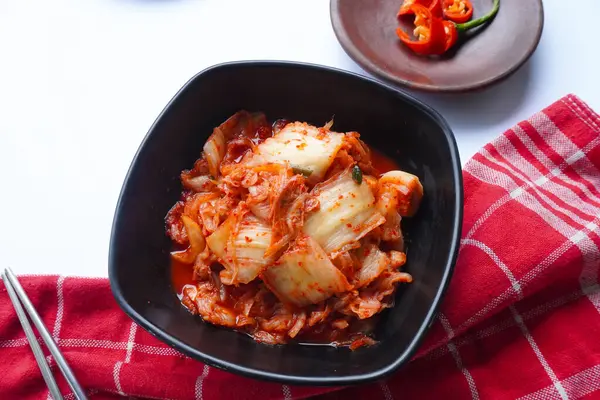 Kimchi Güney Kore 'den gelen geleneksel mayalanmış bir yemektir. Kırmızı biber, gochugaru, sarımsak, zencefil vs. ile baharatlı Çin lahanası turşusu yapılır..