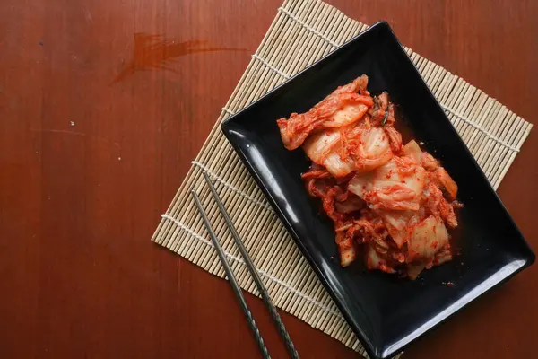 Kimchi Güney Kore 'den gelen geleneksel mayalanmış bir yemektir. Kırmızı biber, gochugaru, sarımsak, zencefil vs. ile baharatlı Çin lahanası turşusu yapılır..