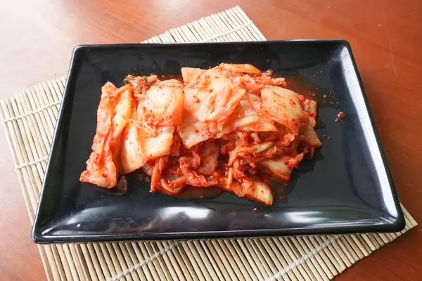 Kimchi Güney Kore 'den gelen geleneksel mayalanmış bir yemektir. Kırmızı biber, gochugaru, sarımsak, zencefil vs. ile baharatlı Çin lahanası turşusu yapılır..