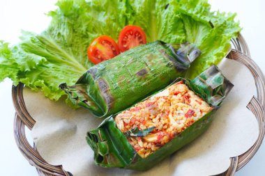 Nasi bakar, muz yapraklarına sarılıp ızgara yapılan bir Endonezya yemeğidir. Baharat, acı sos, doğranmış tavuk, et ya da balıkla dolu pilav..