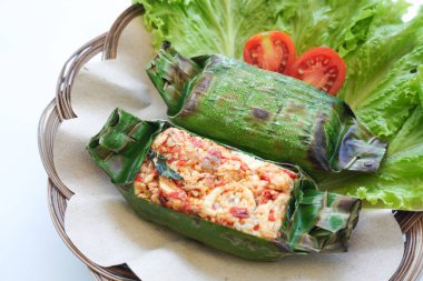 Nasi bakar, muz yapraklarına sarılıp ızgara yapılan bir Endonezya yemeğidir. Baharat, acı sos, doğranmış tavuk, et ya da balıkla dolu pilav..