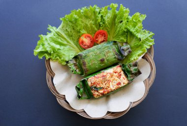 Nasi bakar, muz yapraklarına sarılıp ızgara yapılan bir Endonezya yemeğidir. Baharat, acı sos, doğranmış tavuk, et ya da balıkla dolu pilav..