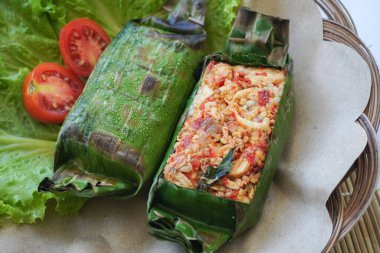 Nasi bakar, muz yapraklarına sarılıp ızgara yapılan bir Endonezya yemeğidir. Baharat, acı sos, doğranmış tavuk, et ya da balıkla dolu pilav..