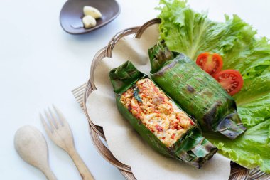 Nasi bakar, muz yapraklarına sarılıp ızgara yapılan bir Endonezya yemeğidir. Baharat, acı sos, doğranmış tavuk, et ya da balıkla dolu pilav..