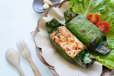 Nasi bakar, muz yapraklarına sarılıp ızgara yapılan bir Endonezya yemeğidir. Baharat, acı sos, doğranmış tavuk, et ya da balıkla dolu pilav..