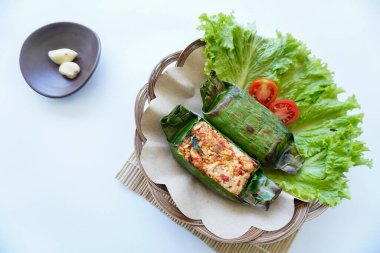 Nasi bakar, muz yapraklarına sarılıp ızgara yapılan bir Endonezya yemeğidir. Baharat, acı sos, doğranmış tavuk, et ya da balıkla dolu pilav..