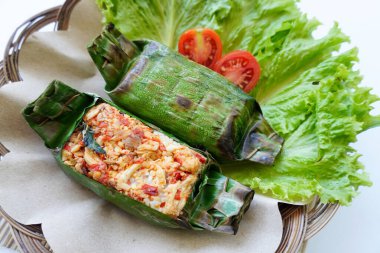 Nasi bakar, muz yapraklarına sarılıp ızgara yapılan bir Endonezya yemeğidir. Baharat, acı sos, doğranmış tavuk, et ya da balıkla dolu pilav..