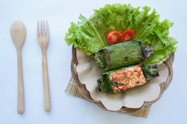 Nasi bakar, muz yapraklarına sarılıp ızgara yapılan bir Endonezya yemeğidir. Baharat, acı sos, doğranmış tavuk, et ya da balıkla dolu pilav..