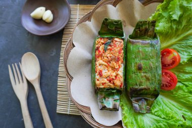Nasi bakar, muz yapraklarına sarılıp ızgara yapılan bir Endonezya yemeğidir. Baharat, acı sos, doğranmış tavuk, et ya da balıkla dolu pilav..