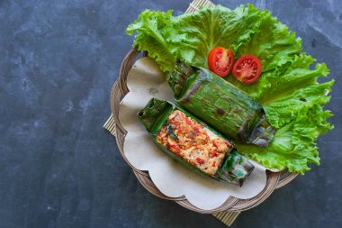 Nasi bakar, muz yapraklarına sarılıp ızgara yapılan bir Endonezya yemeğidir. Baharat, acı sos, doğranmış tavuk, et ya da balıkla dolu pilav..