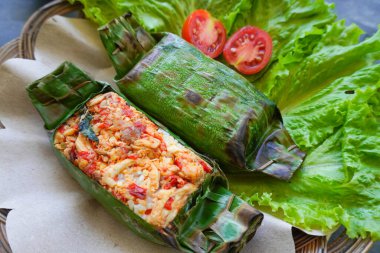 Nasi bakar, muz yapraklarına sarılıp ızgara yapılan bir Endonezya yemeğidir. Baharat, acı sos, doğranmış tavuk, et ya da balıkla dolu pilav..