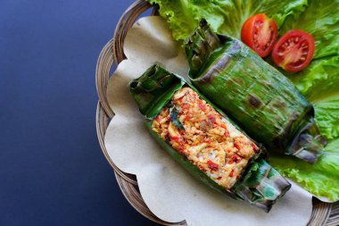 Nasi bakar, muz yapraklarına sarılıp ızgara yapılan bir Endonezya yemeğidir. Baharat, acı sos, doğranmış tavuk, et ya da balıkla dolu pilav..