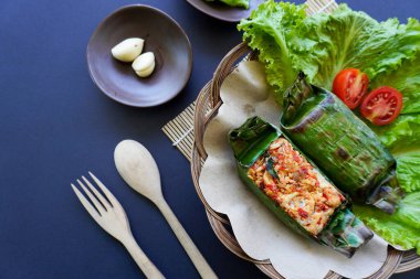 Nasi bakar, muz yapraklarına sarılıp ızgara yapılan bir Endonezya yemeğidir. Baharat, acı sos, doğranmış tavuk, et ya da balıkla dolu pilav..