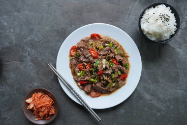 Bulgogi, soslu ve baharatlı sığır etinden yapılan bir Kore yemeğidir. siyah arkaplan