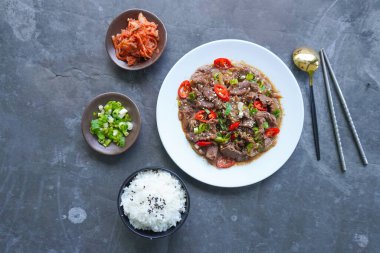 Bulgogi, soslu ve baharatlı sığır etinden yapılan bir Kore yemeğidir. siyah arkaplan