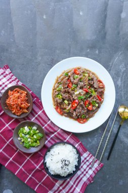Bulgogi, soslu ve baharatlı sığır etinden yapılan bir Kore yemeğidir. siyah arkaplan