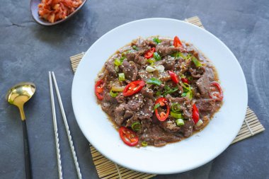Bulgogi, soslu ve baharatlı sığır etinden yapılan bir Kore yemeğidir. siyah arkaplan
