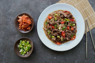 Bulgogi, soslu ve baharatlı sığır etinden yapılan bir Kore yemeğidir. siyah arkaplan