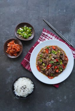 Bulgogi, soslu ve baharatlı sığır etinden yapılan bir Kore yemeğidir. siyah arkaplan