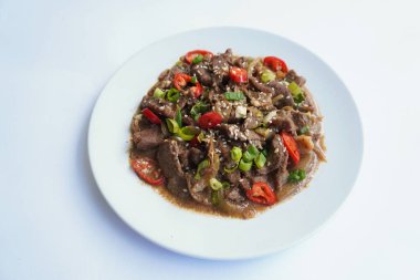 Bulgogi, soslu ve baharatlı sığır etinden yapılan bir Kore yemeğidir. beyaz arkaplan